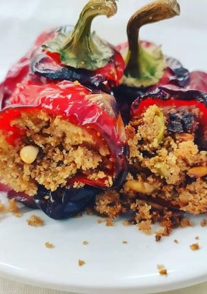 Foto di Peperoni cornetto ripieni con olive verdi e pinoli