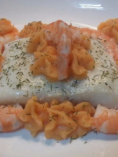 Una foto de Lomo de merluza con gambas y parmentier de tomate y ajo