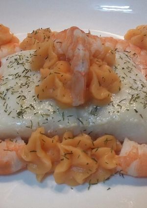 Foto principal de Lomo de merluza con gambas y parmentier de tomate y ajo