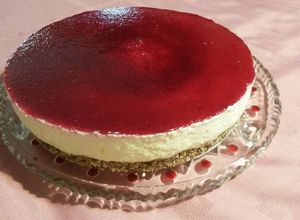 Una foto de Torta de queso y crema con salsa de frutos del bosque