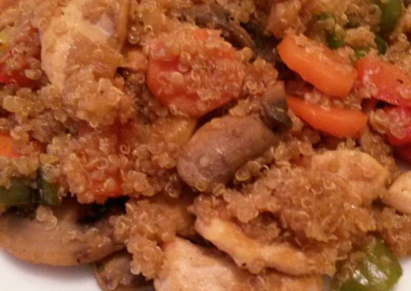 Quinoa con pollo, champiñones y hortalizas en salsa de soja
