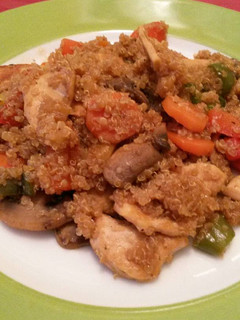 Una foto de Quinoa con pollo, champiñones y hortalizas en salsa de soja