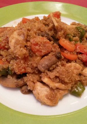 Una foto de Quinoa con pollo, champiñones y hortalizas en salsa de soja