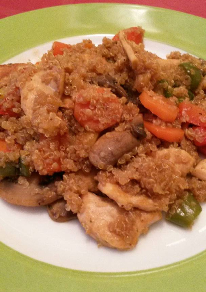 Una foto de Quinoa con pollo, champiñones y hortalizas en salsa de soja