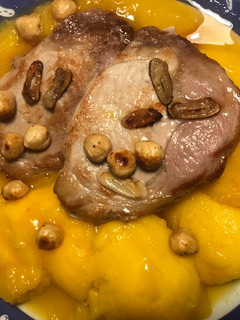Una foto de Lomo asado con ajo, avellanas y mango, para sorprender