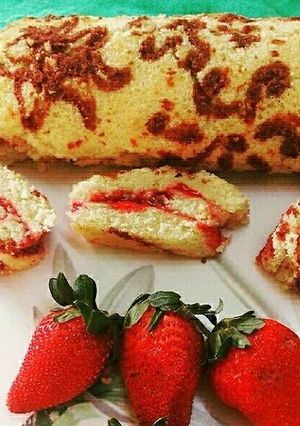 स्ट्रॉबेरी चॉकलेट स्विस्सरोल्ल (Strawberry chocolate swissroll recipe in hindi) रेसिपी मुख्य फोटो