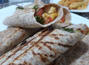Una foto de Tortillas integrales de pollo al curry 😋🍗