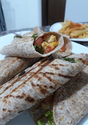Una foto de Tortillas integrales de pollo al curry 😋🍗