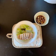 A picture of Sliced pork belly with garlic sauce.
