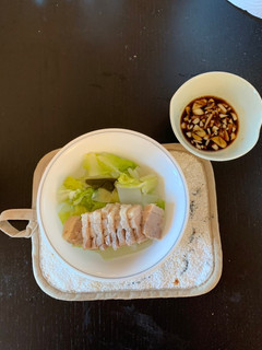 A picture of Sliced pork belly with garlic sauce.