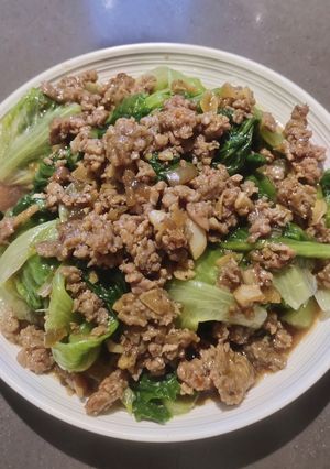 A picture of Lettuce top with Ground Pork.