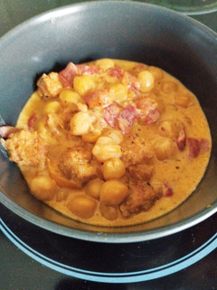 Una foto de Ensalada de Garbanzos, pimientos y Chorizo de Heura