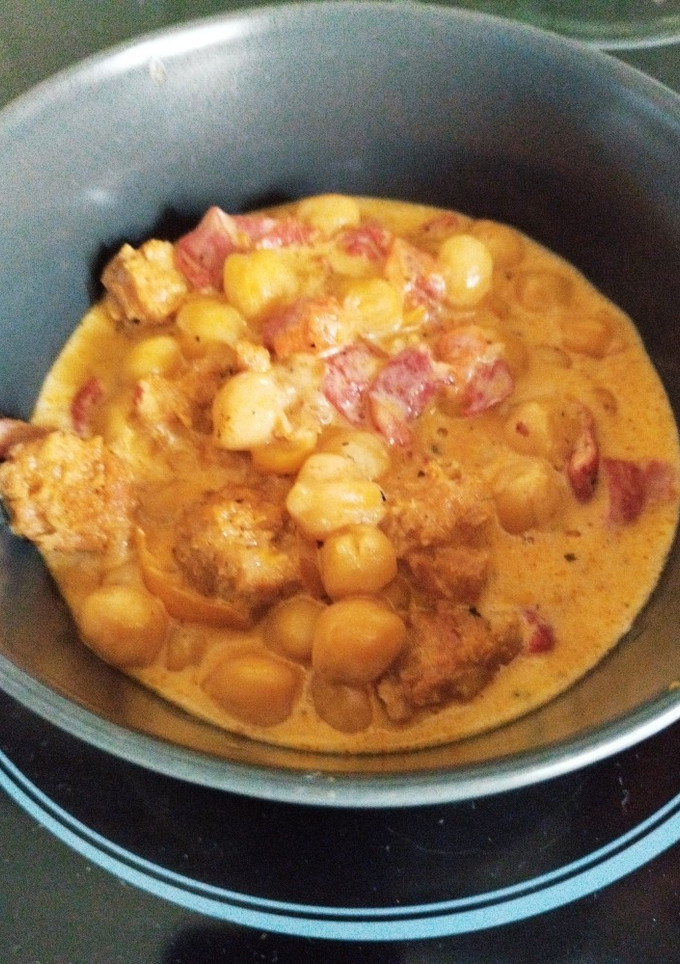 Una foto de Ensalada de Garbanzos, pimientos y Chorizo de Heura