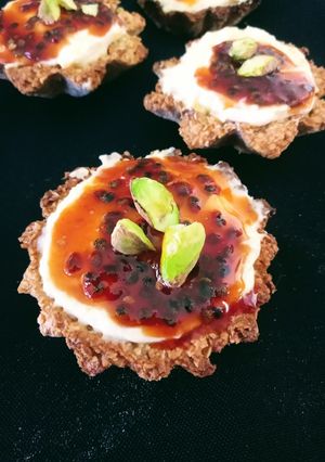 Una foto de Tarteletas, rellenas con labhne y mermelada de mburucuya
