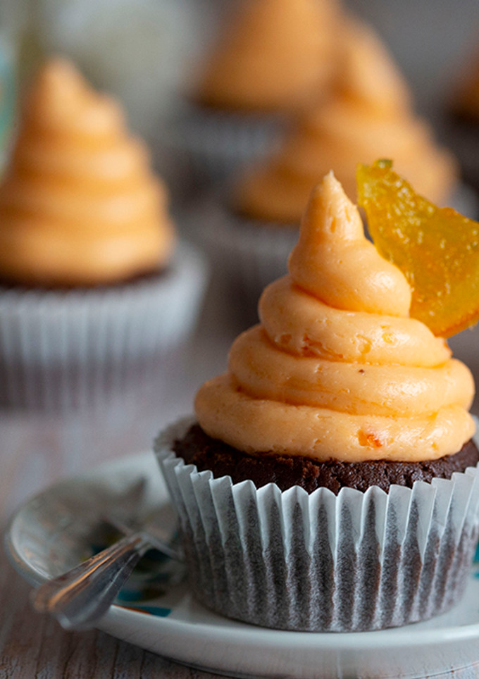 Una foto de Cupcakes de chocolate y naranja con buttercream de merengue suizo