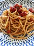 Bucatini facilísimos con tomate natural y guindilla