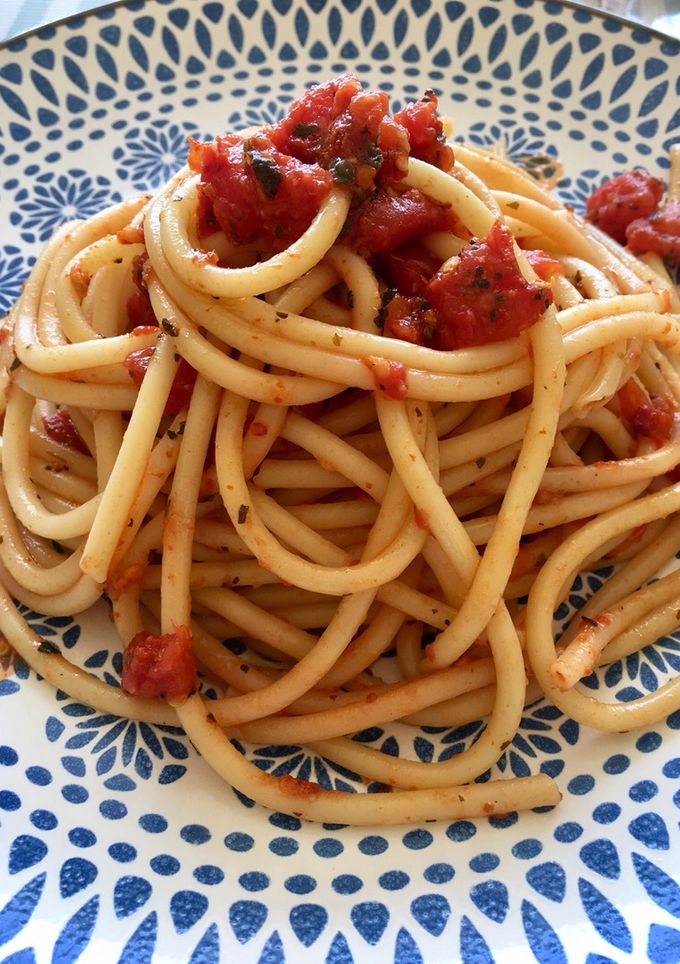 Una foto de Bucatini facilísimos con tomate natural y guindilla