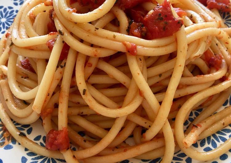 Bucatini facilísimos con tomate natural y guindilla