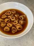 Tortelli di zucca e aglio ursino in brodo di bucce