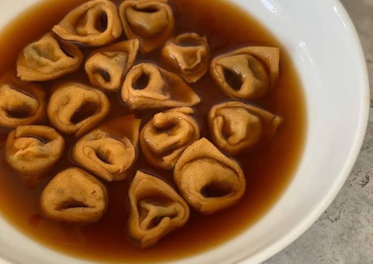 Tortelli di zucca e aglio ursino in brodo di bucce