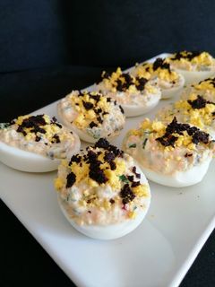 Una foto de Huevos rellenos vegetarianos