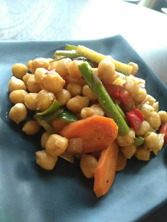 Una foto de Garbanzos crujientes, con Verduras y salsa de Soja