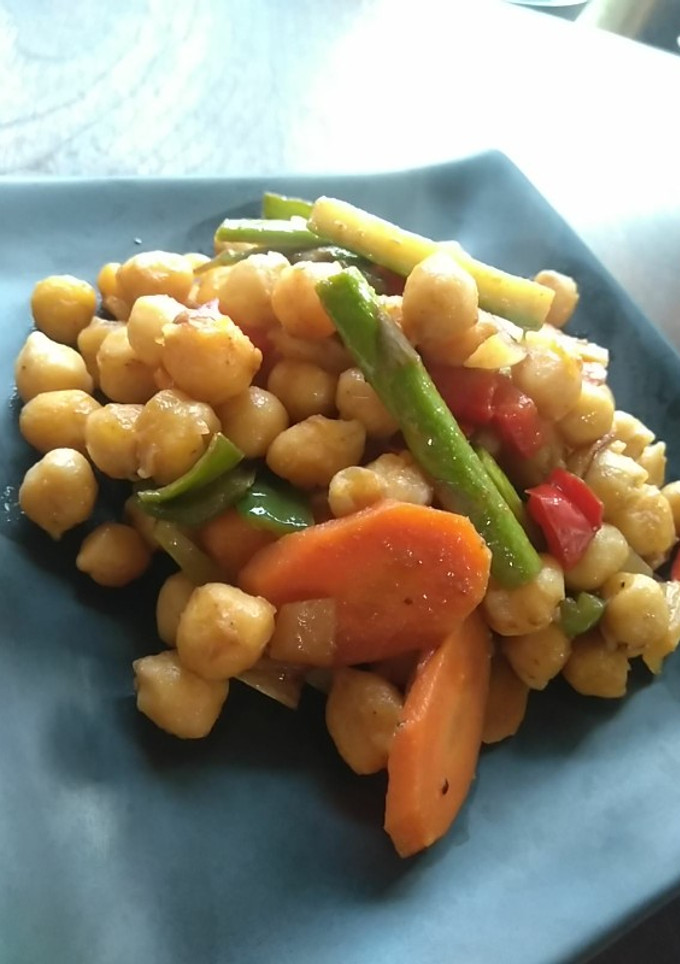 Una foto de Garbanzos crujientes, con Verduras y salsa de Soja