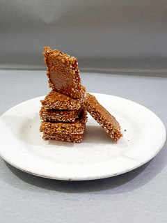 तिल गुड़ चिक्की (Till gud chikki recipe in Hindi) रेसिपी मुख्य फोटो