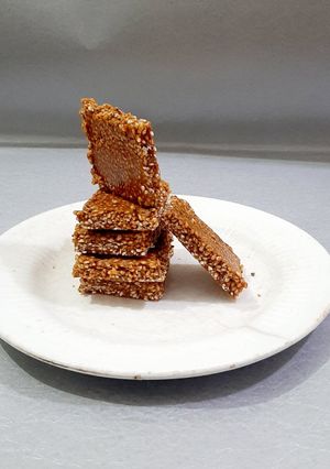 तिल गुड़ चिक्की (Till gud chikki recipe in Hindi) रेसिपी मुख्य फोटो