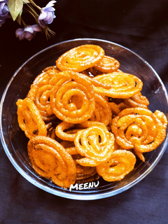 सूजी की जलेबी (suji ki jalebi recipe in Hindi) रेसिपी मुख्य फोटो