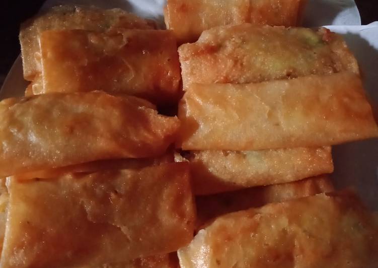 Lumpia isi mie telor pedas