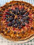 Tarte aux 3 prunes, amandes et pignons de pin