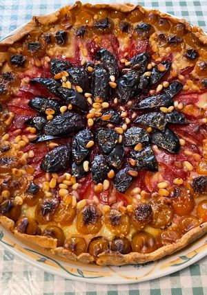 Une photo de Tarte aux 3 prunes, amandes et pignons de pin