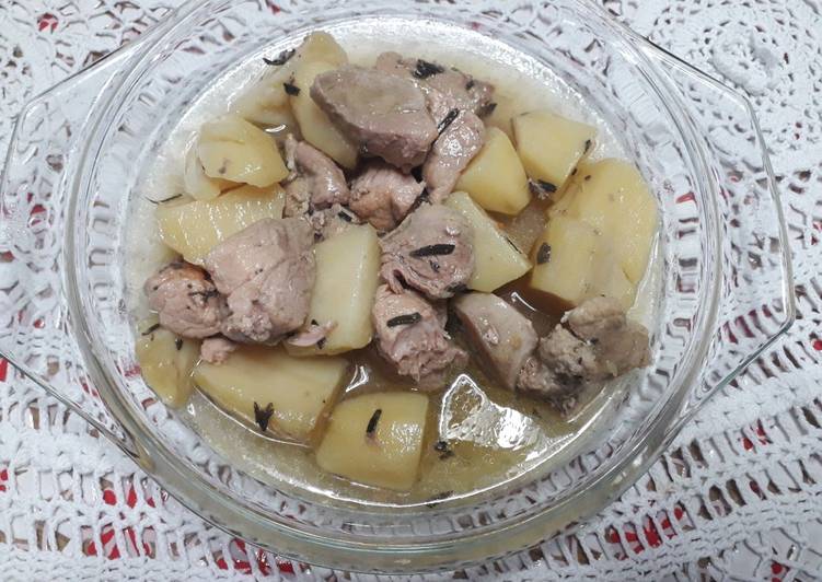 Spezzatino di maiale in bianco con patate