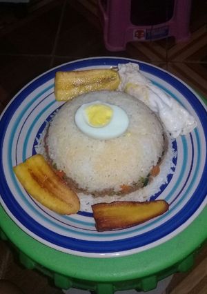 Una foto de Arroz tapado con huevo plátano frito 😀 Rikisimoo