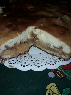 Una foto de Bizcochuelo con dulce de leche y durazno 😋😊
