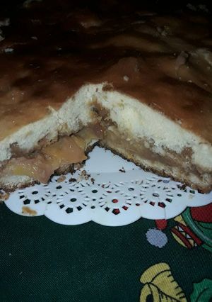 Una foto de Bizcochuelo con dulce de leche y durazno 😋😊