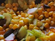 Una foto de condimentos de ensalada