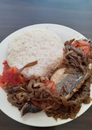 Una foto de Arroz con filete de pescado y algo más