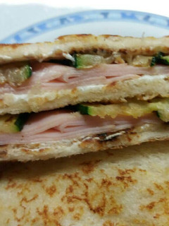 Una foto de Sándwich de calabacín y pavo