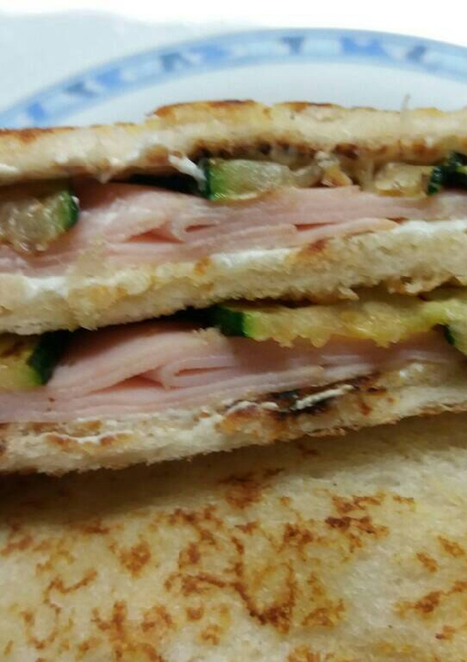 Una foto de Sándwich de calabacín y pavo
