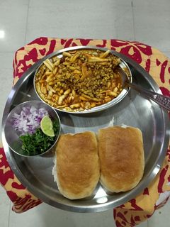 मटकीची उसळ पाव (matkichi usal pav recipe in marathi) रेसिपी चे मुख्य फोटो 