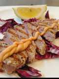 Tagliata di Tonno Fresco Arrostito con Salsa Cocktail su Letto di Radicchio