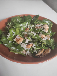 Una foto de Ensalada de espinacas y rúcula con arroz, pollo y champiñones