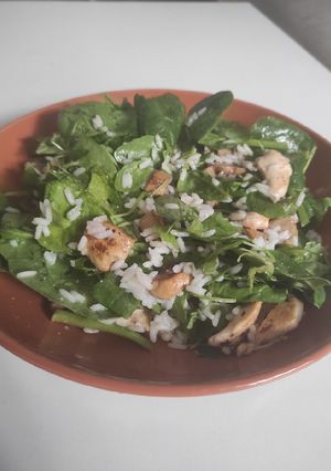 Foto principal de Ensalada de espinacas y rúcula con arroz, pollo y champiñones