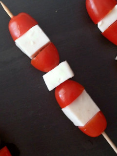Foto principal de Brochetas de tomate cherry y queso fresco de cabra