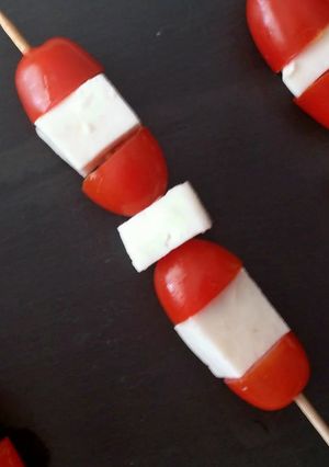 Foto principal de Brochetas de tomate cherry y queso fresco de cabra