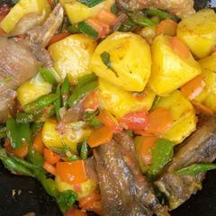 A picture of Potatoes and Chicken.