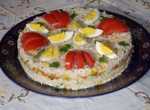 صورة لوصفة سلطة بالأرز على شكل كيكة