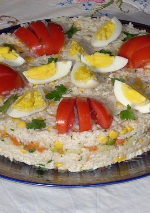صورة لوصفة سلطة بالأرز على شكل كيكة